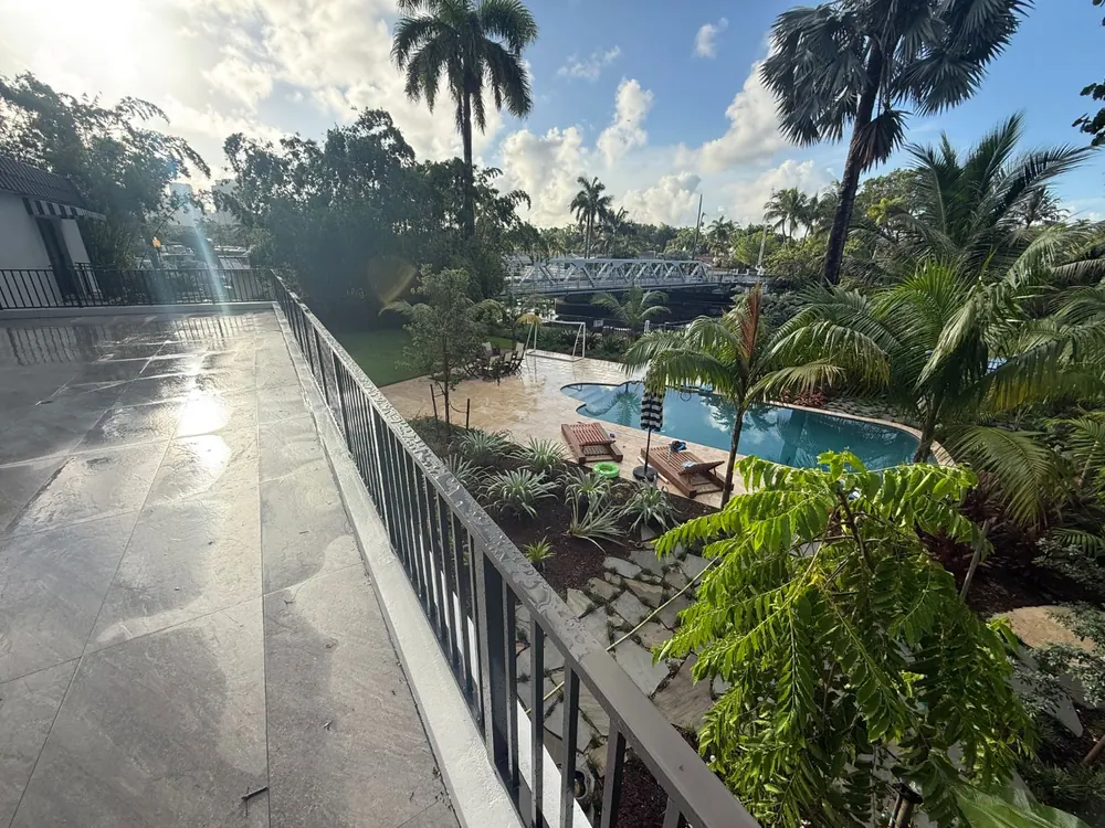 Terrace view over the pool to the New River waterfront